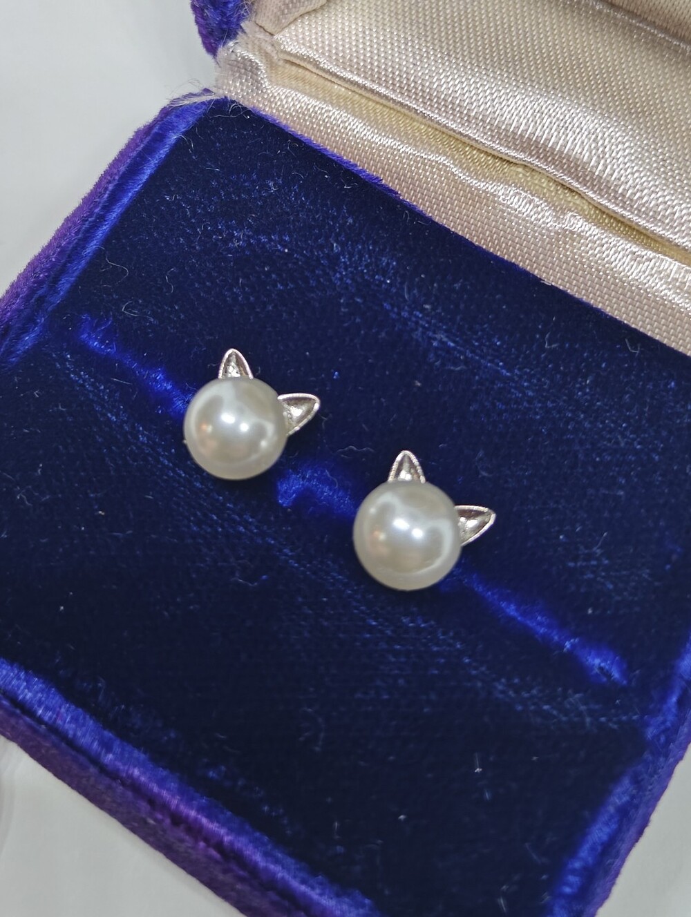 Kitty cat sterling silver 925 stud earrings with faux pearls and silver ears